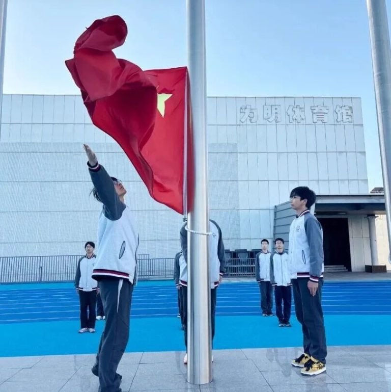 青島為明學校中小學部舉行“重陽敬老”主題升旗儀式