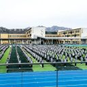 青島為明學(xué)校中小學(xué)部舉行“世界問(wèn)候日”主題升旗儀式