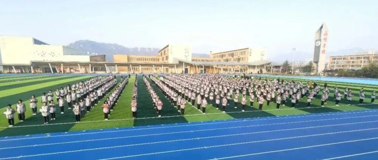 青島為明學(xué)校中小學(xué)部舉行“騏驥啟新程，馳騁向未來”及“學(xué)雷鋒·守秩序”主題升旗儀式