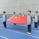 青島為明學校中小學部舉行“與春風相伴，與安全同行”及“愛國好習慣之憶清明，緬先烈，思奮進”主題升旗儀式